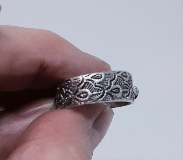 Inel unicat din argint fin, texturat cu model coada de paun si opal translucid