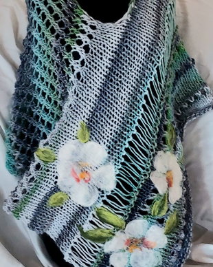 Poncho cu margarete impaslite