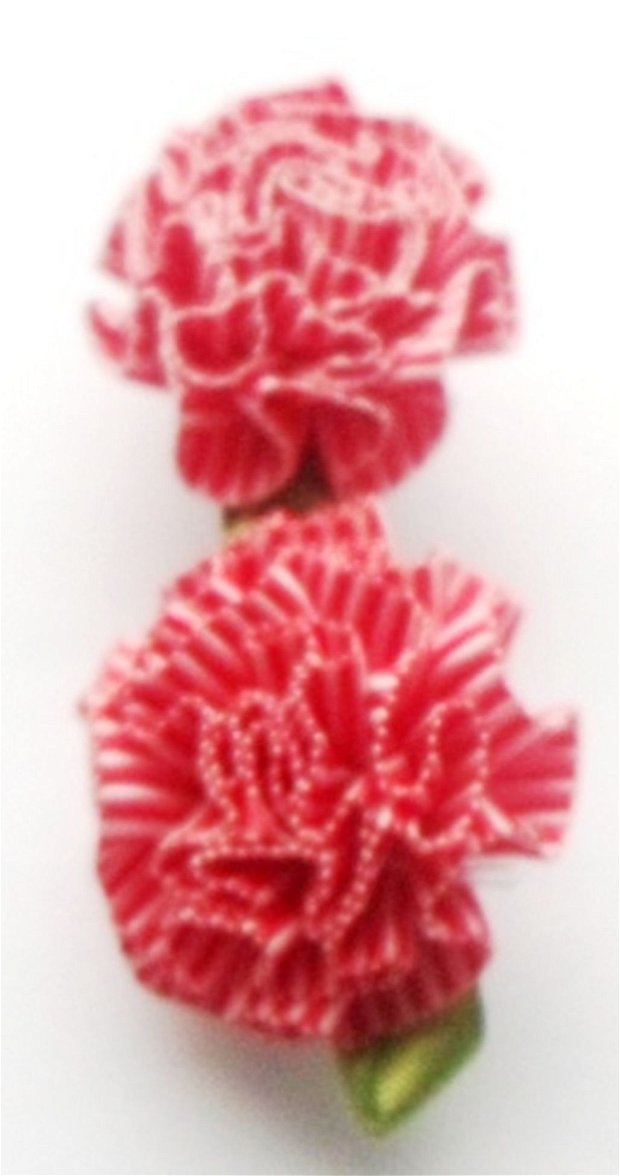 Clama de par cu flori in dungi rosu cu alb pe baza metalica argintie