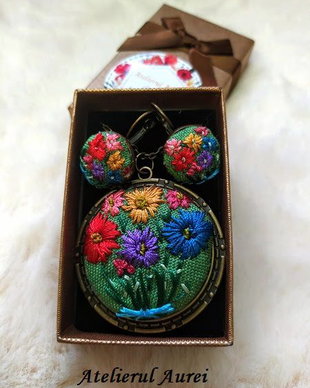 Set cu broderie manuala