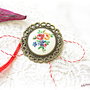 Brosa vintage cu flori colorate