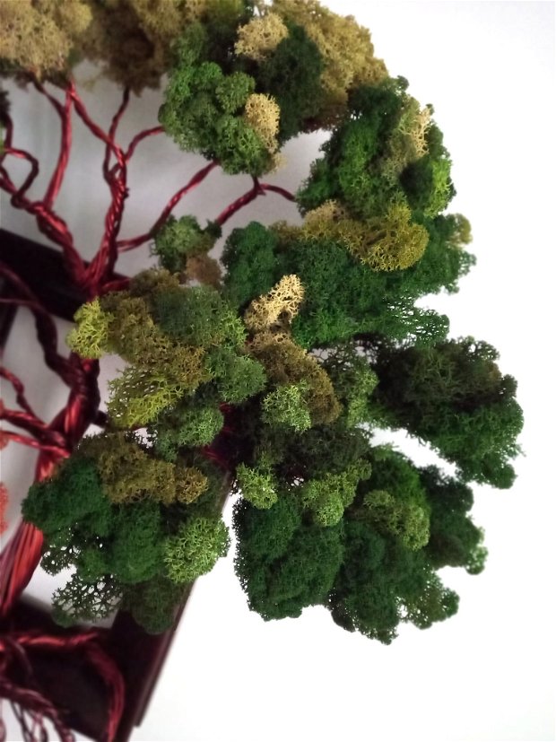 Arbore din sârmă de cupru și licheni verzi