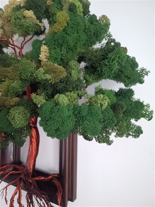 Arbore din sârmă de cupru și licheni verzi