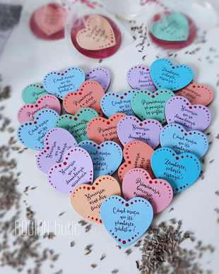 Martisor inimioara pictat manual cu mesaj