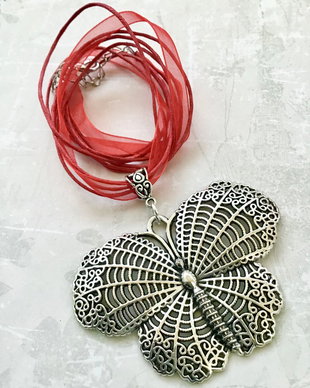 Pandantiv MARTISOR fluture & snur organza rosu