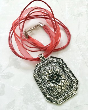 Pandantiv MARTISOR & snur organza rosu