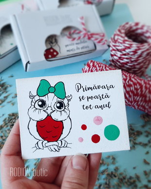 Martisor bufnita cu magnet pictat manual cu mesaj