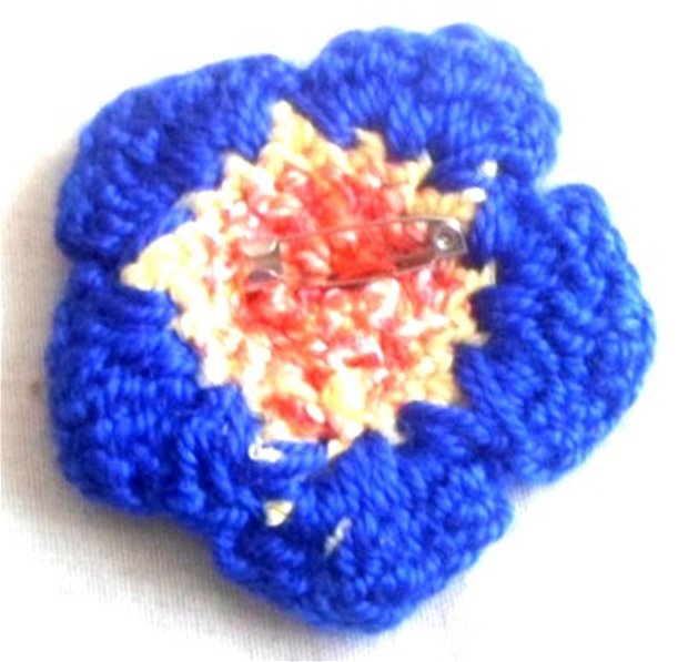Brosă crosetata floare petale albastre cu mijloc portocaliu si galben
