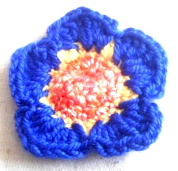 Brosă crosetata floare petale albastre cu mijloc portocaliu si galben