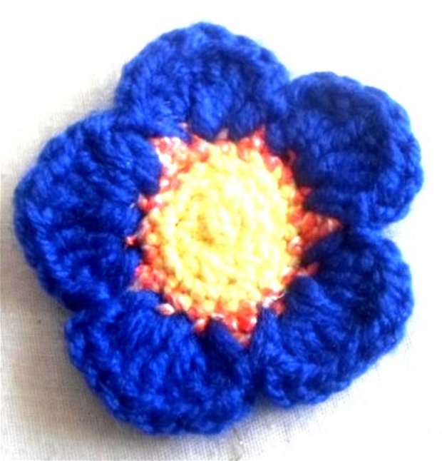 Brosă crosetata floare petale albastre cu mijloc galben si portocaliu