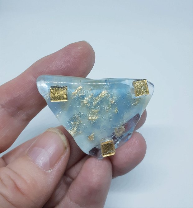 Brosa unicat, triunghiulara, din sticla fuzionata, cu design organic bleu si accente aurii