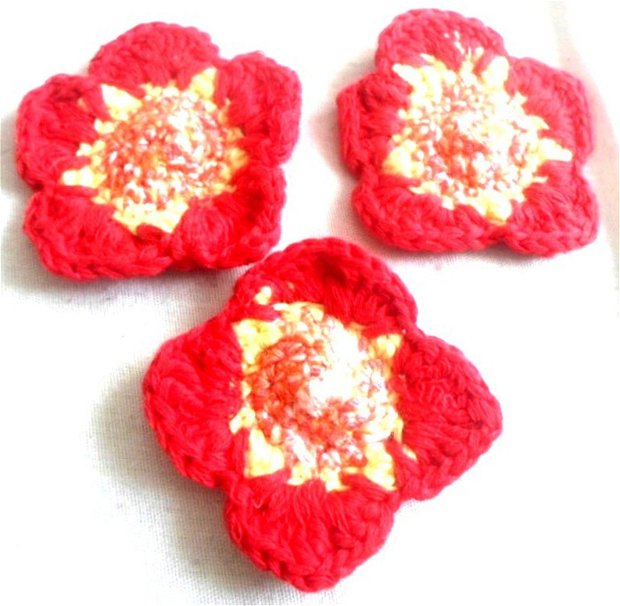 Brosă crosetata floare petale rosii cu mijloc portocaliu si galben
