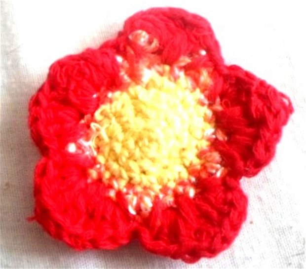 Brosă crosetata floare petale rosii cu mijloc galben si portocaliu