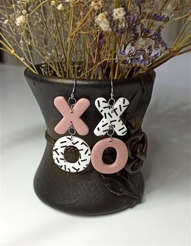 XOXO Cercei simbolizând pupici si îmbrăţişări, haioși, tinerești, cercei lut polimeric, cercei argila polimerica.