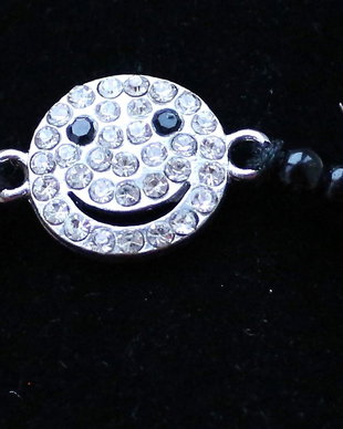 Bratara macrame cu margelute acrilice si un link happy face cu cristale