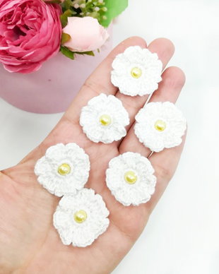 Floricele albe, crosetate manual