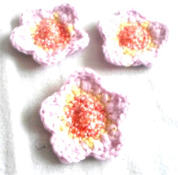 Brosă crosetata floare petale roz movaliu cu mijloc portocaliu si galben