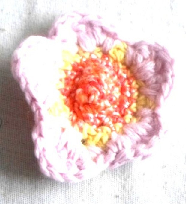 Brosă crosetata floare petale roz movaliu cu mijloc portocaliu si galben