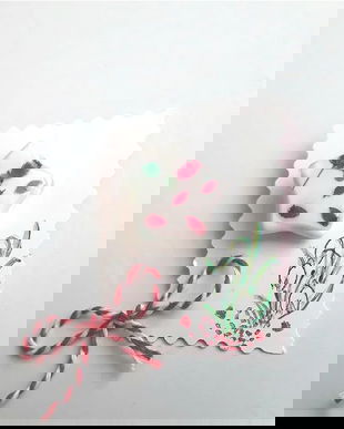 Martisor brosa din rasina cu flori uscate inserate