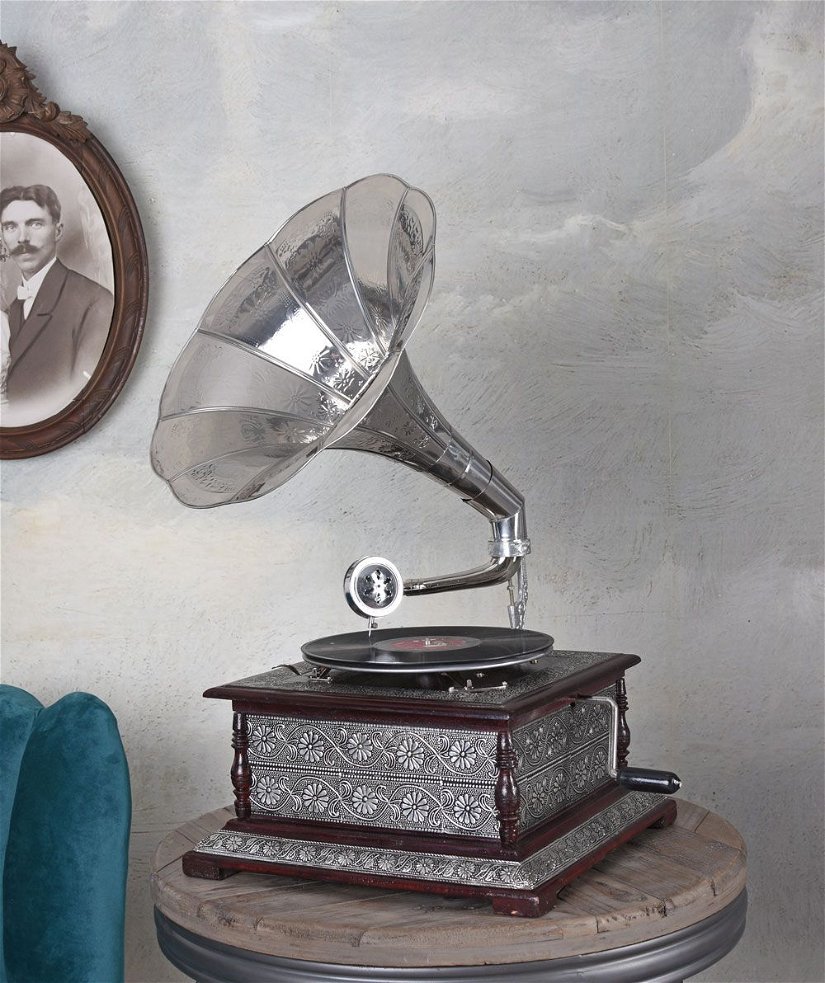 Gramofon dreptunghiular  cu decoratiuni metalice argintii