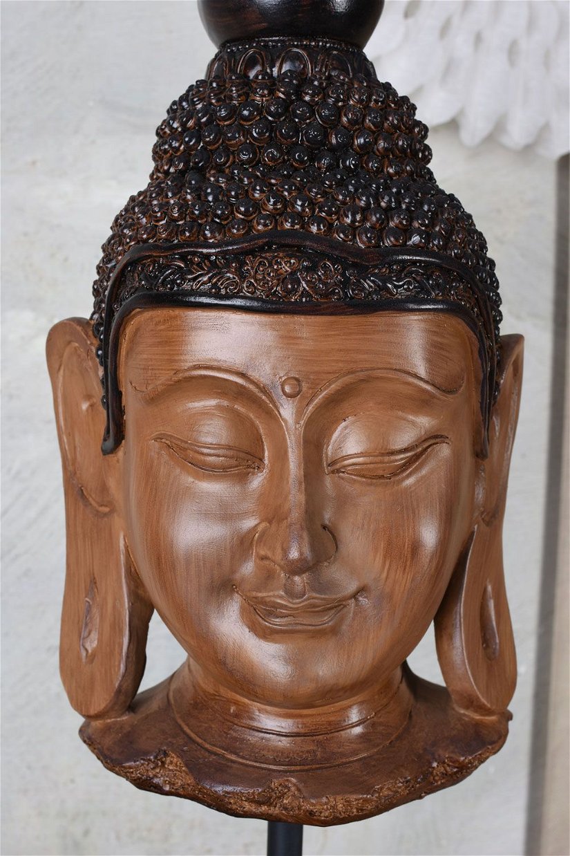 Bustul lui Buddha din rasini pe postament