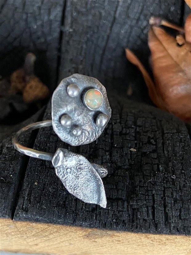 Inel din argint 925 oxidat,  si cabochon de opal de foc natural, crenguta cu floare