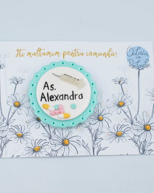 Broșă asistentă | Personalizată handmade | Lut polimeric