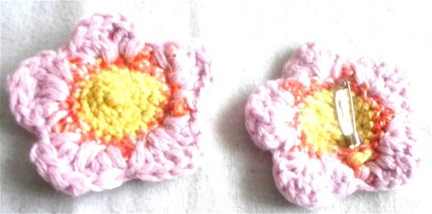 Brosă crosetata floare petale roz movaliu cu mijloc galben si portocaliu