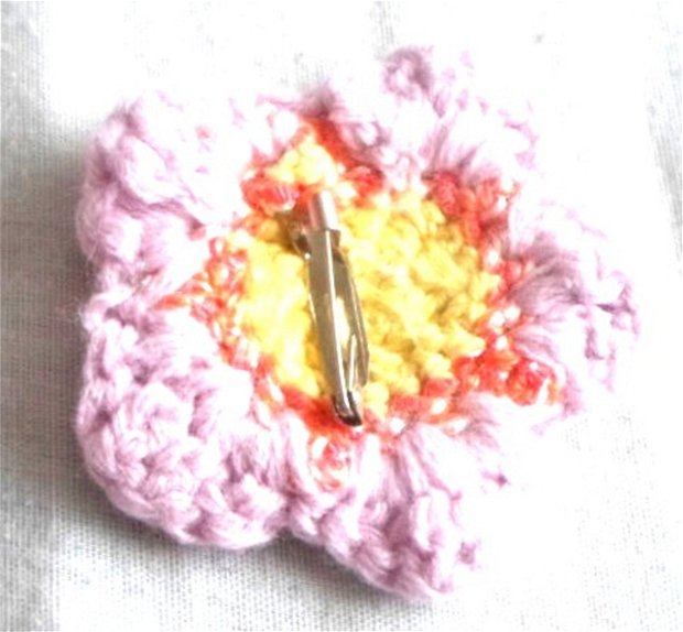 Brosă crosetata floare petale roz movaliu cu mijloc galben si portocaliu