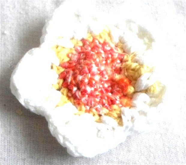 Brosă crosetata floare petale alb cu mijloc portocaliu si galben