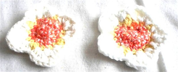 Brosă crosetata floare petale alb cu mijloc portocaliu si galben