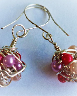 Cercei handmade din sarma si margelute acrilice de 4mm colorate - wrapearrings