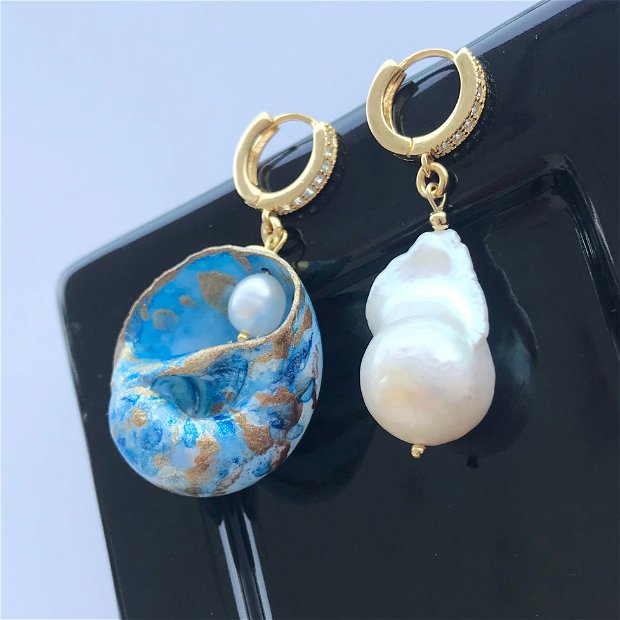 Cercei asimetrici cu perla baroc și melc de mare
