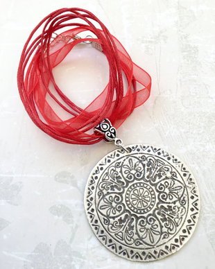 Pandantiv MARTISOR & snur organza rosu