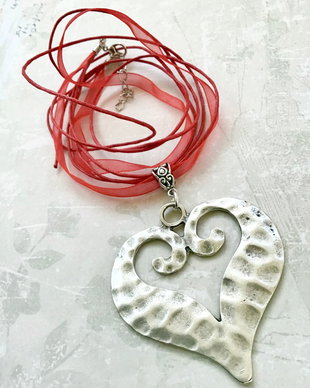Pandantiv MARTISOR inima & snur organza rosu