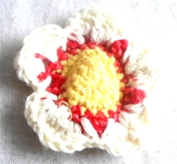 Brosă crosetata floare petale alb cu mijloc galben si rosu