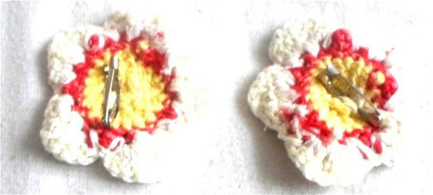Brosă crosetata floare petale alb cu mijloc galben si rosu