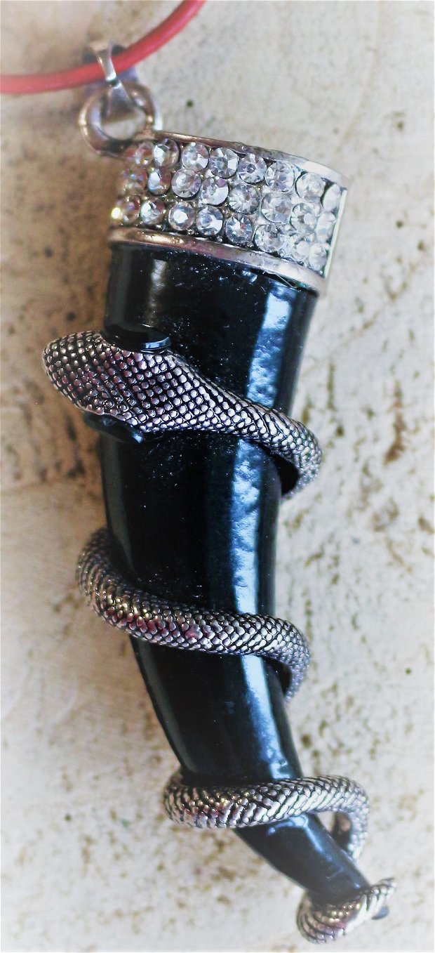 Colier handmade cu pandantiv din metal sub forma de corn cu sarpe/bijuterie unisex