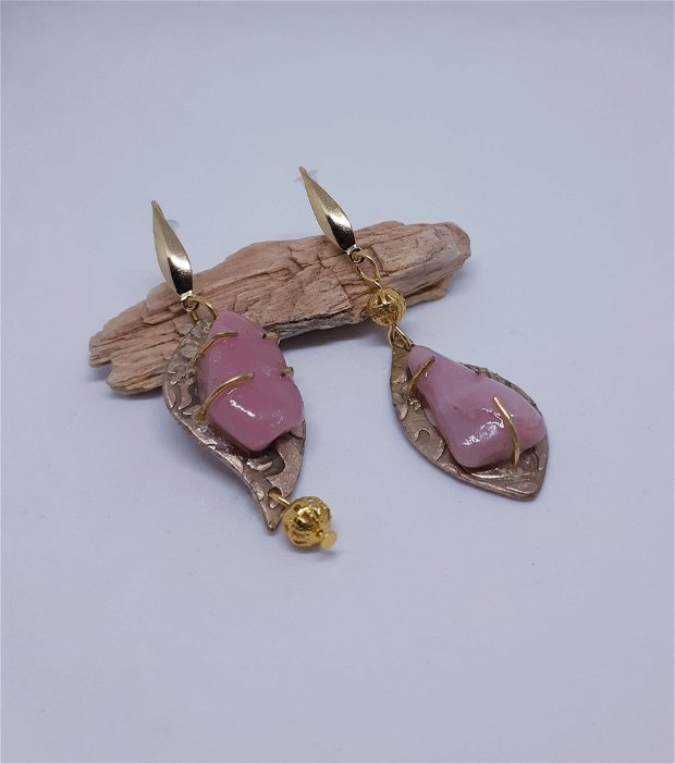 Cercei unicat, atarnatori, din bronz, cu design asimetric, organic si opale roz