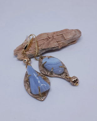 Cercei unicat, atarnatori, din bronz, cu design asimetric, organic si agate dantela bleu