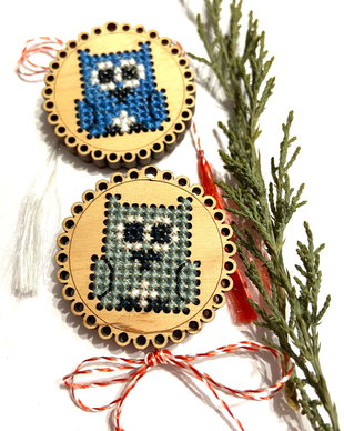 Brosa martisor cu broderie manuala pe baza de lemn