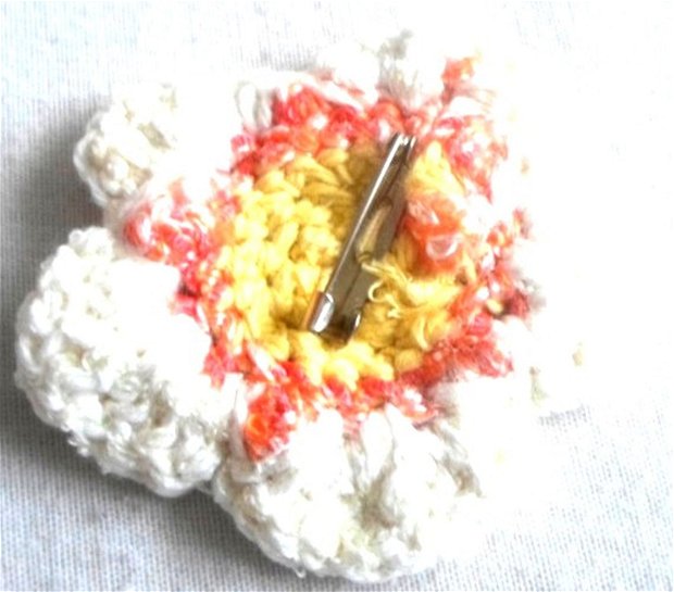 Brosă crosetata floare petale alb cu mijloc galben si portocaliu