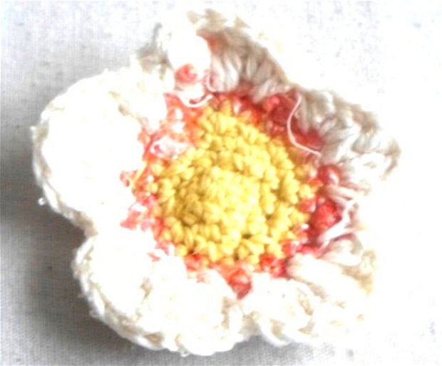 Brosă crosetata floare petale alb cu mijloc galben si portocaliu