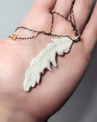 Colier White Feather - portelan