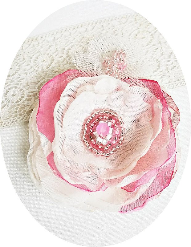 brosa floare alb roz brodata