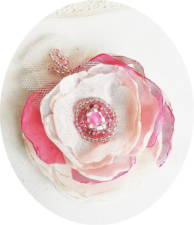brosa floare alb roz brodata