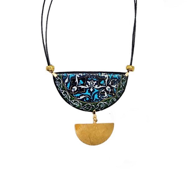Pandantiv "Oriental Brass" din Fimo, Rasina si margele aurii pe colier reglabil