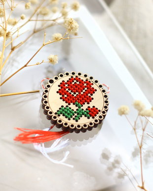 Brosa martisor cu broderie manuala pe baza de lemn