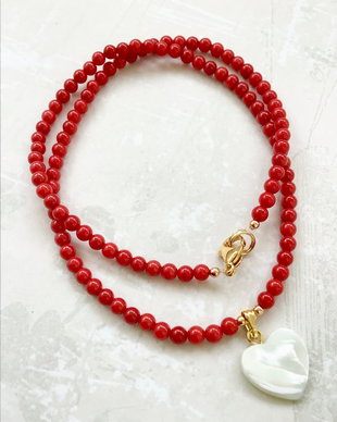 Colier MARTISOR CHOKER Coral rosu & inima sidef alb