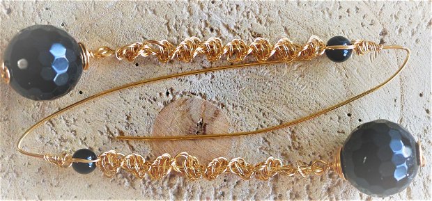 Cercei handmade din sarma de cupru placata cu aur si margele din onix fatetate